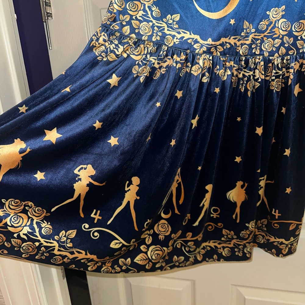 Sailor Moon/Blackmilk Velvet Squared up Bishop Dress - Picture 2 of 7